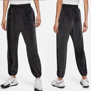Nike Women's London Team Court Jogger Pants in black